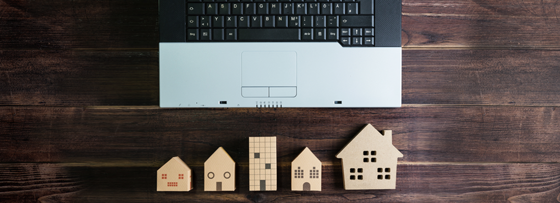 Modelos de casas de madeira criados através de um computador portátil